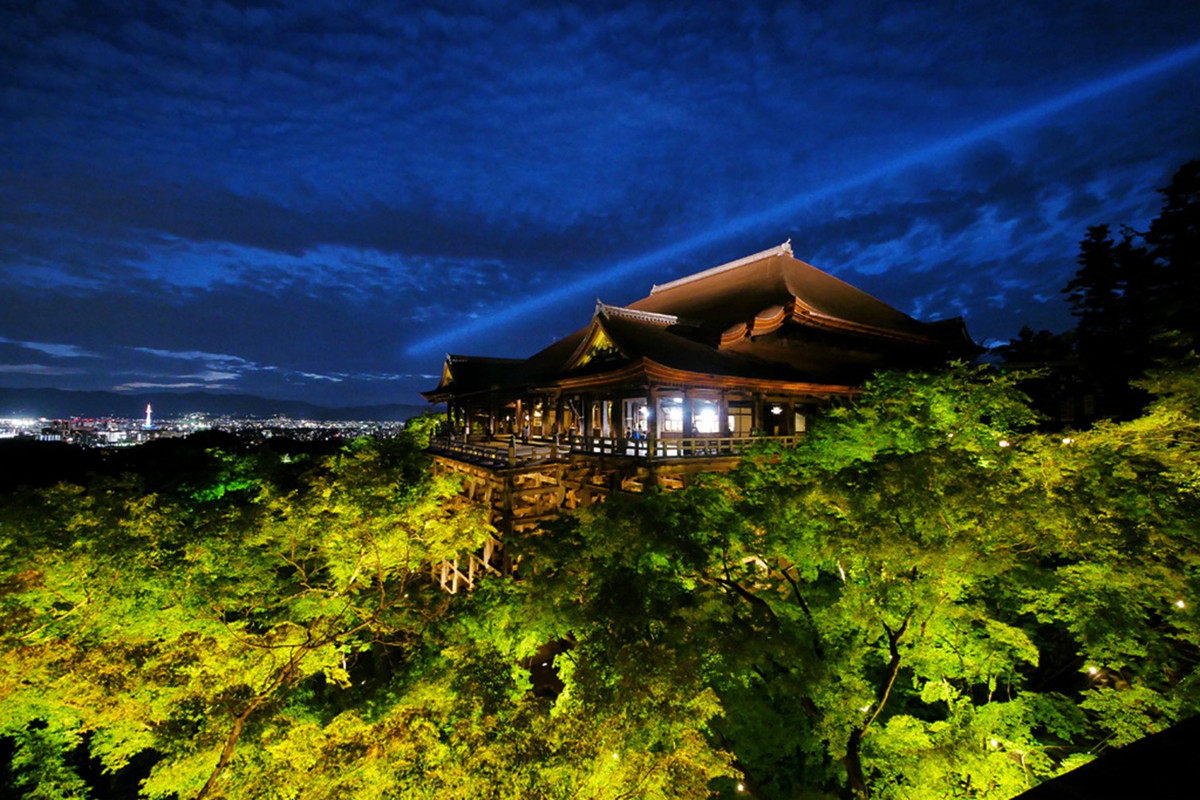 Great Night Views In Kyoto Such As Toji Yasaka Kiyomizu Fushimi Inari Kamogawa Chion In Miyagawa Cho Articles By K S House Hostels