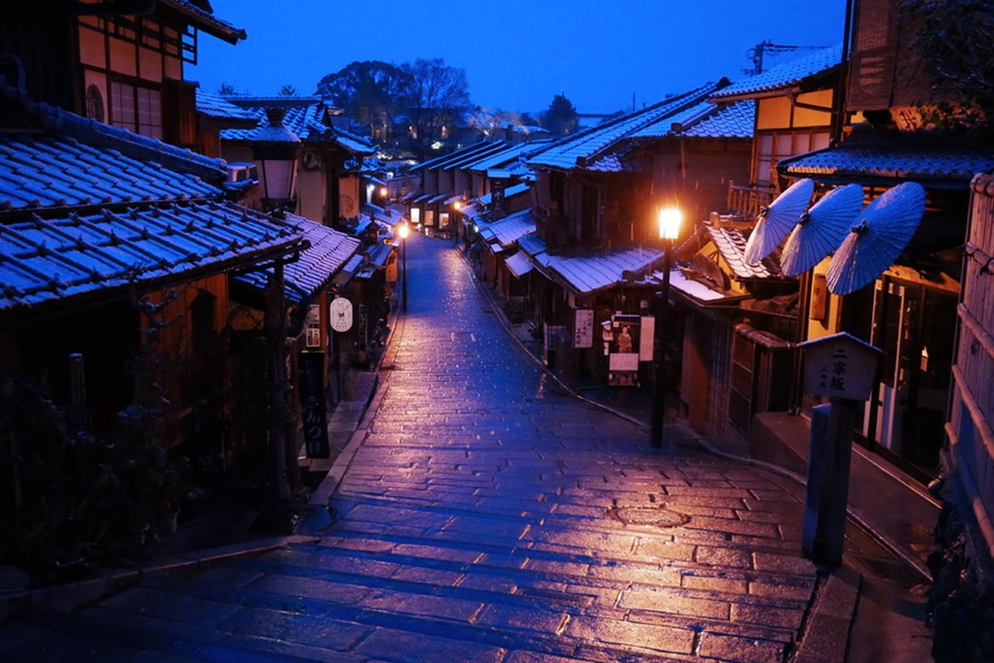 京都 夜景推しスポット 京都スタッフお勧め イルミネーション ライトアップ 静寂等 夜こそ見応えのある名所はここだ 東寺 二条城 知恩院 清水寺 伏見稲荷大社 花見小路通り 鴨川納涼床 宮川町など