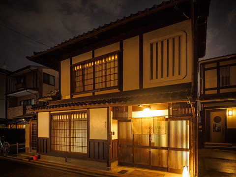 【京町家】京町家は宿泊可能？貸し切りは？～京都の伝統的木造家屋を貸し切り、家族や恋人とVIPな時間を～ | Tourist info by K ...